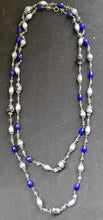 Charger l&#39;image dans la galerie, Collier long qui devient double en métal argenté, perles de nacre et de verre
