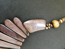 Charger l&#39;image dans la galerie, Collier en verre violet et perles en bois
