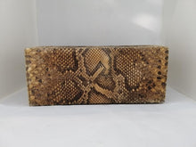 Charger l&#39;image dans la galerie, Charmante petite valise vintage en python
