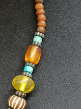 Charger l&#39;image dans la galerie, Collier original en ambre et imitation ambre
