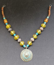 Charger l&#39;image dans la galerie, Collier original en ambre et imitation ambre
