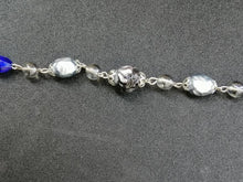 Charger l&#39;image dans la galerie, Collier long qui devient double en métal argenté, perles de nacre et de verre
