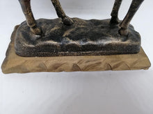 Charger l&#39;image dans la galerie, Sculpture en bronze avec socle en bois, cerf debout. XXe siècle
