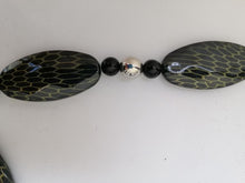 Charger l&#39;image dans la galerie, Collier noir avec des décorations dorées, perles de verre noires et argentées
