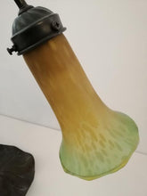 Charger l&#39;image dans la galerie, Lampe Art Déco en fer et verre coloré
