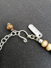 Charger l&#39;image dans la galerie, Collier en verre violet et perles en bois
