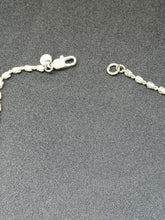 Charger l&#39;image dans la galerie, Très beau collier en métal argenté, perles de nacre et verre avec pendentif
