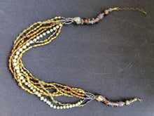Charger l&#39;image dans la galerie, Très beau collier à 7 brins tressés avec perles de verre et nacre
