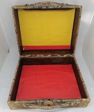 Charger l&#39;image dans la galerie, Charmante petite valise vintage en python
