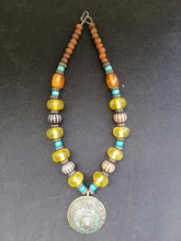 Charger l&#39;image dans la galerie, Collier original en ambre et imitation ambre
