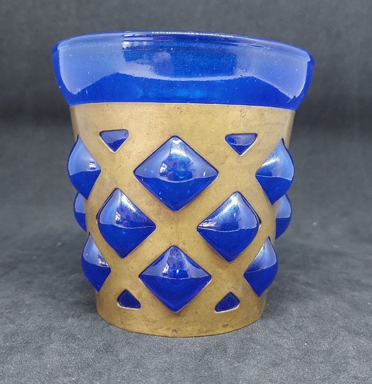 Gobelet en verre bleu et métal doré, décors en relief