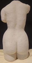Charger l&#39;image dans la galerie, Sculpture représentant un buste de femme, style classique, plâtre naturel
