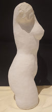 Charger l&#39;image dans la galerie, Sculpture représentant un buste de femme, style classique, plâtre naturel
