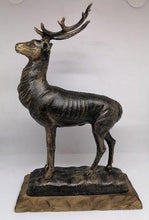 Charger l&#39;image dans la galerie, Sculpture en bronze avec socle en bois, cerf debout. XXe siècle
