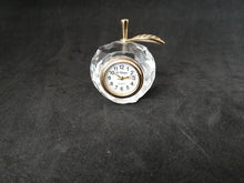 Charger l&#39;image dans la galerie, Horloge quartz en forme de pomme en métal doré et verre
