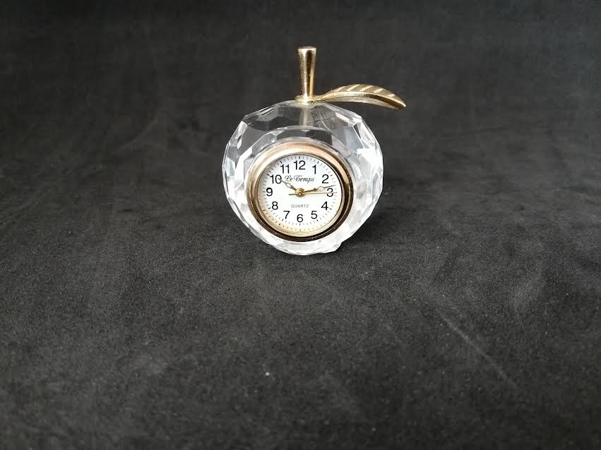 Horloge quartz en forme de pomme en métal doré et verre