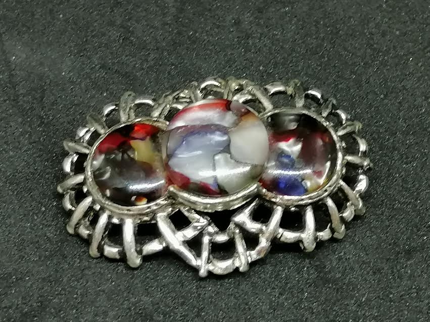 Broche en métal argenté avec des perles en verre coloré