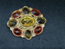 Charger l&#39;image dans la galerie, Broche en métal doré et verre coloré
