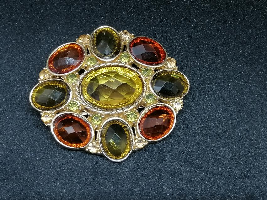 Broche en métal doré et verre coloré