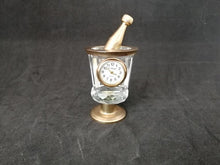 Charger l&#39;image dans la galerie, Horloge quartz en forme de bouteille et seau à glace, en métal doré et verre

