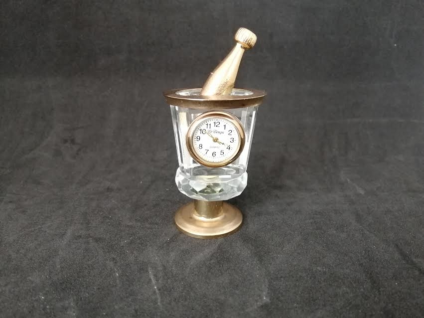 Horloge quartz en forme de bouteille et seau à glace, en métal doré et verre