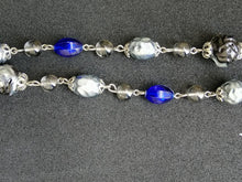 Charger l&#39;image dans la galerie, Collier long qui devient double en métal argenté, perles de nacre et de verre
