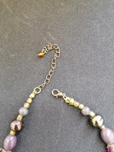Charger l&#39;image dans la galerie, Très beau collier à 7 brins tressés avec perles de verre et nacre
