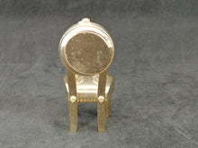 Charger l&#39;image dans la galerie, Horloge quartz en forme de chaise, en métal doré
