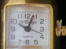 Charger l&#39;image dans la galerie, Horloge quartz en forme de bouteille en métal doré
