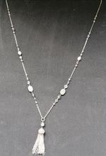 Charger l&#39;image dans la galerie, Très beau collier en métal argenté, perles de nacre et verre avec pendentif
