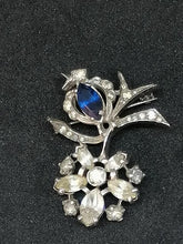 Charger l&#39;image dans la galerie, Broche en métal argenté avec brillants transparents et un bleu
