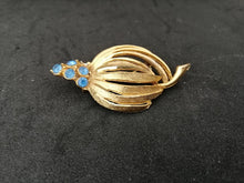 Charger l&#39;image dans la galerie, Broche en métal doré avec perles en verre bleu
