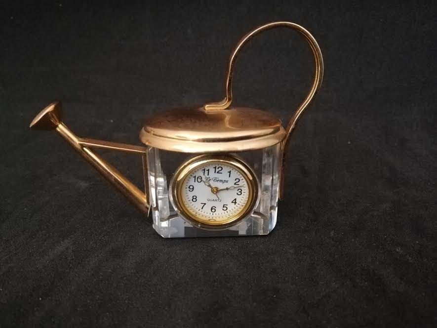 Horloge quartz miniature de collection en métal doré et verre en forme arrosoir