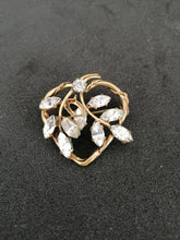Charger l&#39;image dans la galerie, Broche en métal doré en forme de coeur avec brillants en forme de feuille
