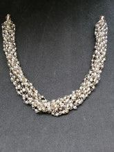 Charger l&#39;image dans la galerie, Collier à 9 brins tressés en métal argenté et perles de verre rose transparent

