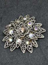 Charger l&#39;image dans la galerie, Broche fleur en métal argenté avec des brillants
