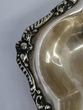 Charger l&#39;image dans la galerie, Centre de table avec bordure brodée en métal argenté
