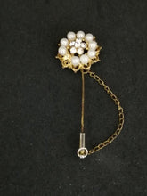 Charger l&#39;image dans la galerie, Broche en métal doré avec perles et brillants en forme de fleur
