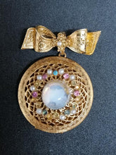 Charger l&#39;image dans la galerie, Broche porte photo en métal doré avec des perles
