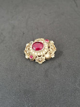 Charger l&#39;image dans la galerie, Broche en métal doré avec des perles en verre imitation rubis et petites perles en nacre
