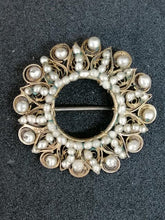 Charger l&#39;image dans la galerie, Broche en métal doré avec des perles
