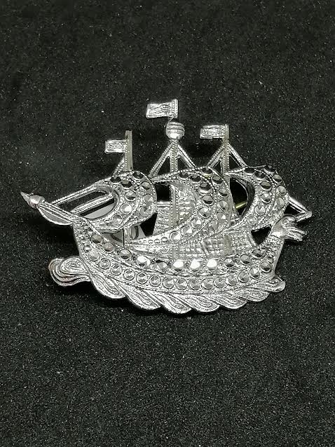 Broche bateau en métal argenté avec brillant