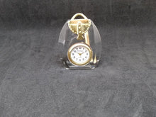 Charger l&#39;image dans la galerie, Horloge quartz en forme de sac en métal doré et verre
