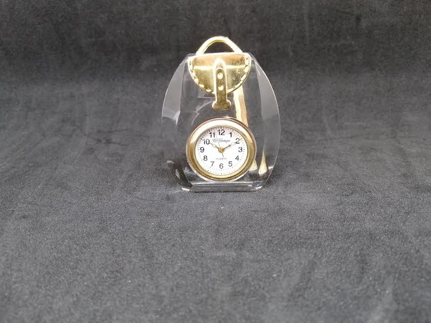 Horloge quartz en forme de sac en métal doré et verre