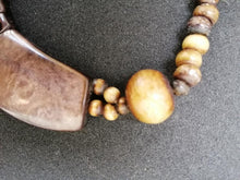 Charger l&#39;image dans la galerie, Collier en verre violet et perles en bois
