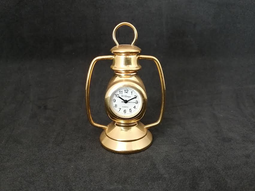 Horloge quartz en forme de lanterne en métal doré