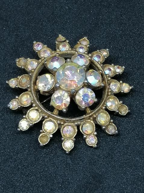 Bronche en métal doré avec brillants