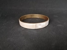 Charger l&#39;image dans la galerie, Bracelet jonc en nacre blanche

