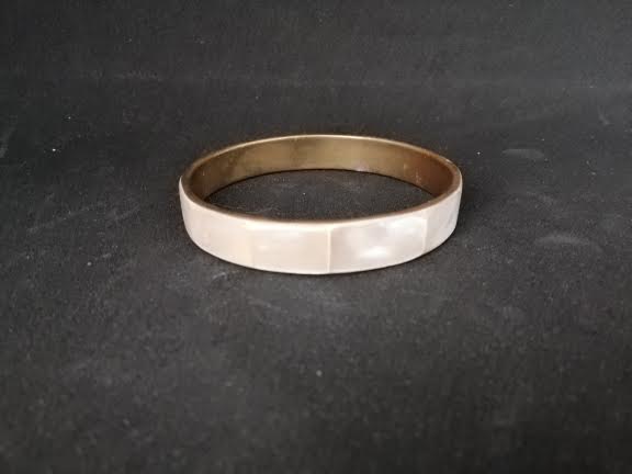 Bracelet jonc en nacre blanche