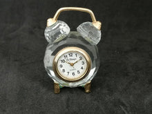 Charger l&#39;image dans la galerie, Horloge quartz en forme de réveil, en métal doré et verre
